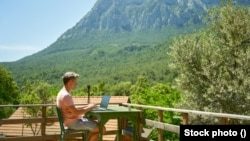 Remote employees quietly take ‘workations’ with out telling the boss (360taazanews.com)