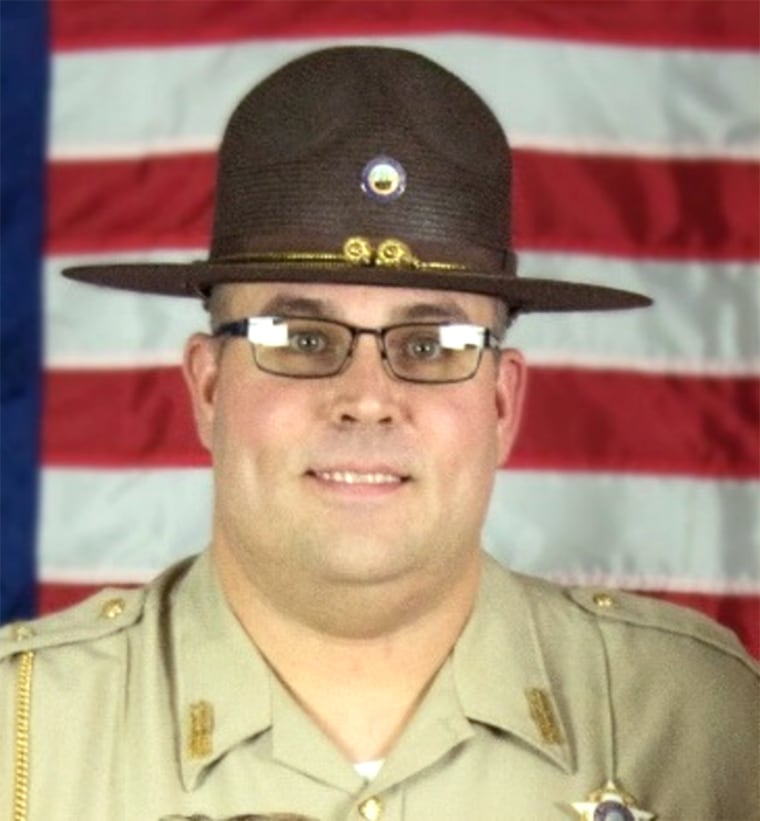 Kentucky officers say sheriff fatally shot decide in courthouse chambers (360taazanews.com)