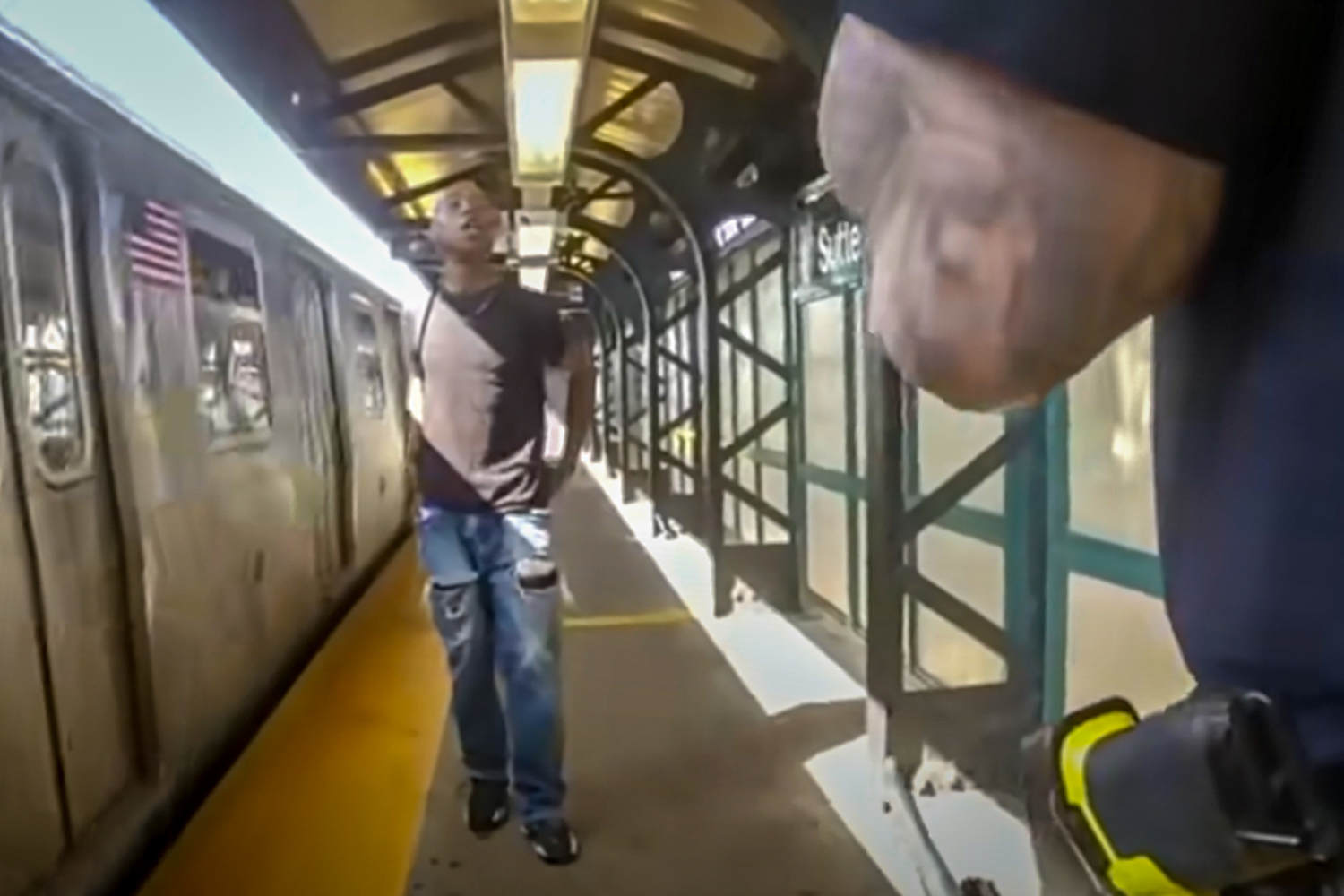 NYPD releases bodycam footage of police taking pictures at Brooklyn subway platform (360taazanews.com)