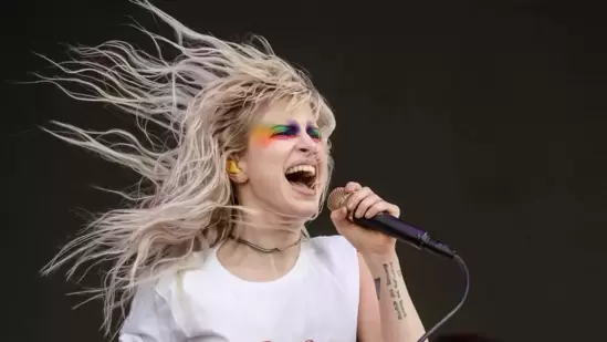 Paramore’s Hayley Williams pauses iHeartRadio pageant set to sentence Trump, Project 2025 (360taazanews.com)