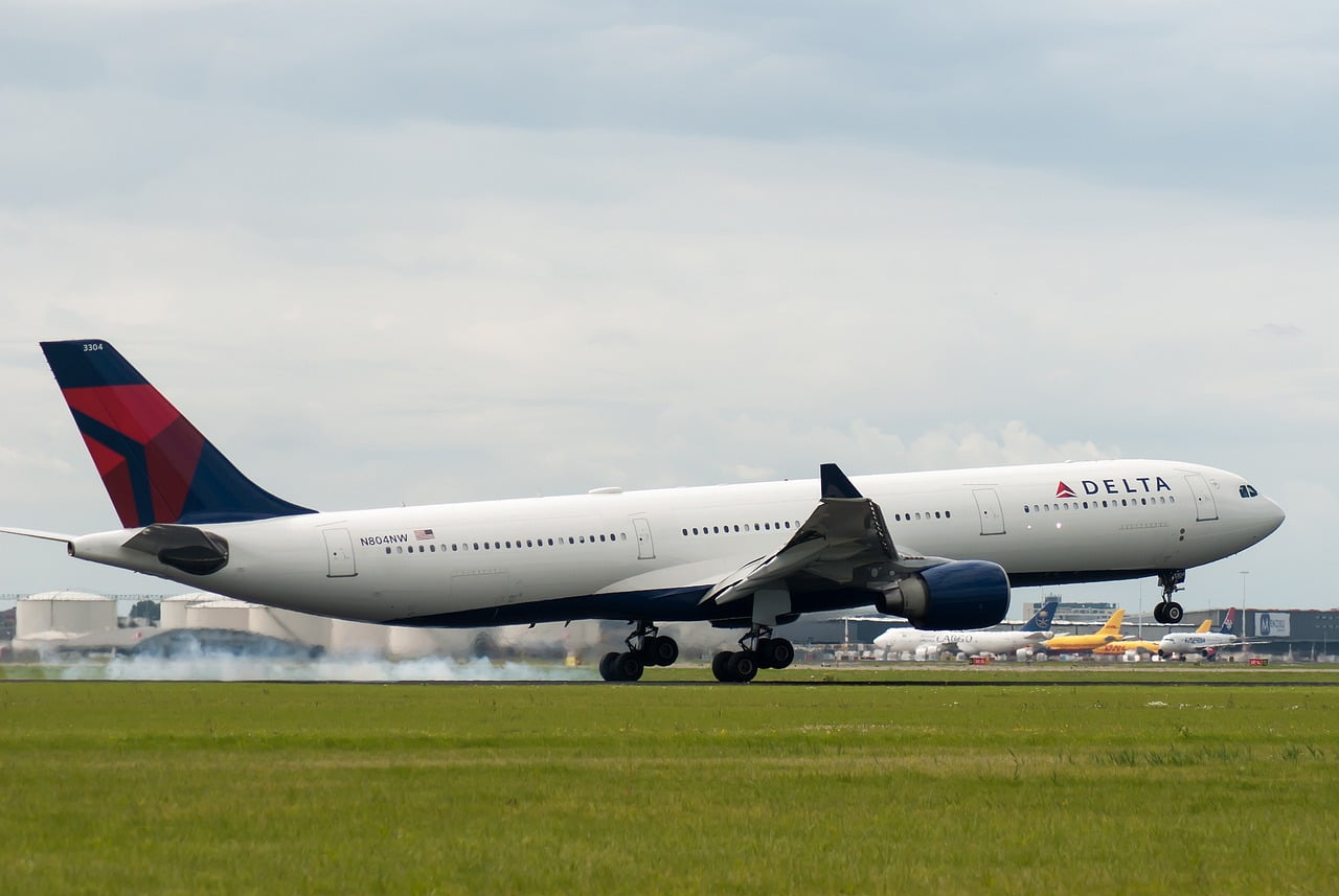 Two Delta planes collide on tarmac at Atlanta airport, FAA says