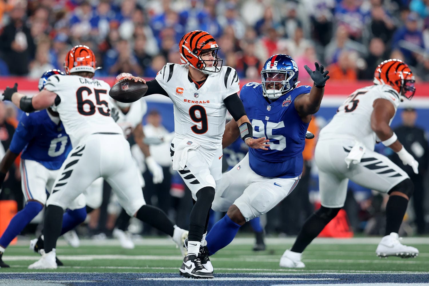 Cincinnati Bengals defeat New York Giants on street