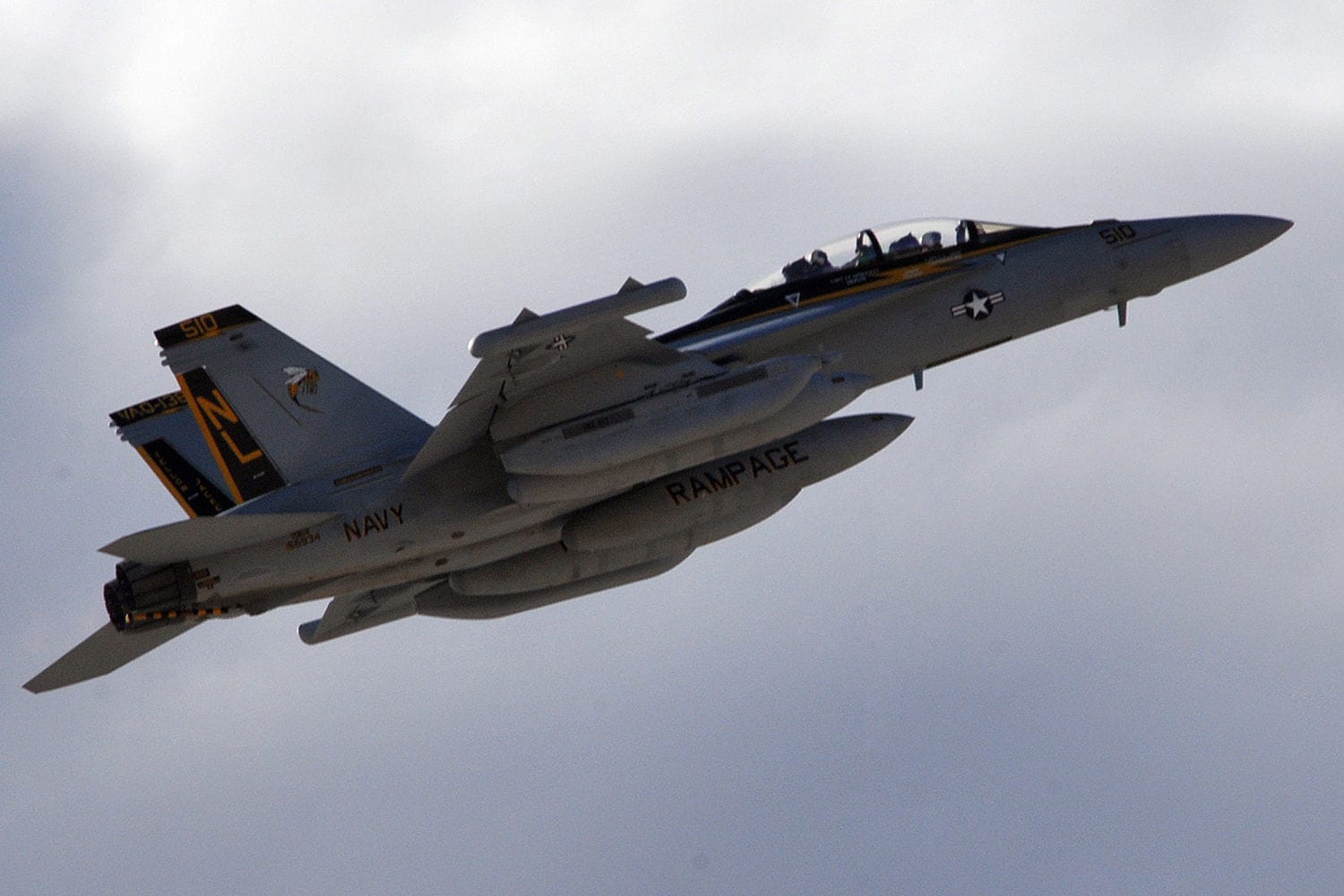 Navy plane with 2 aboard crashes east of Mount Rainier