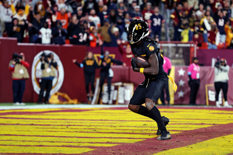 Commanders defeat Bears on wild 52-yard Hail Mary landing on ultimate play