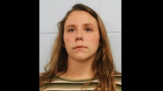 US instructor despatched 33,000 express texts to 11-year-old scholar, kissed him | Trending
