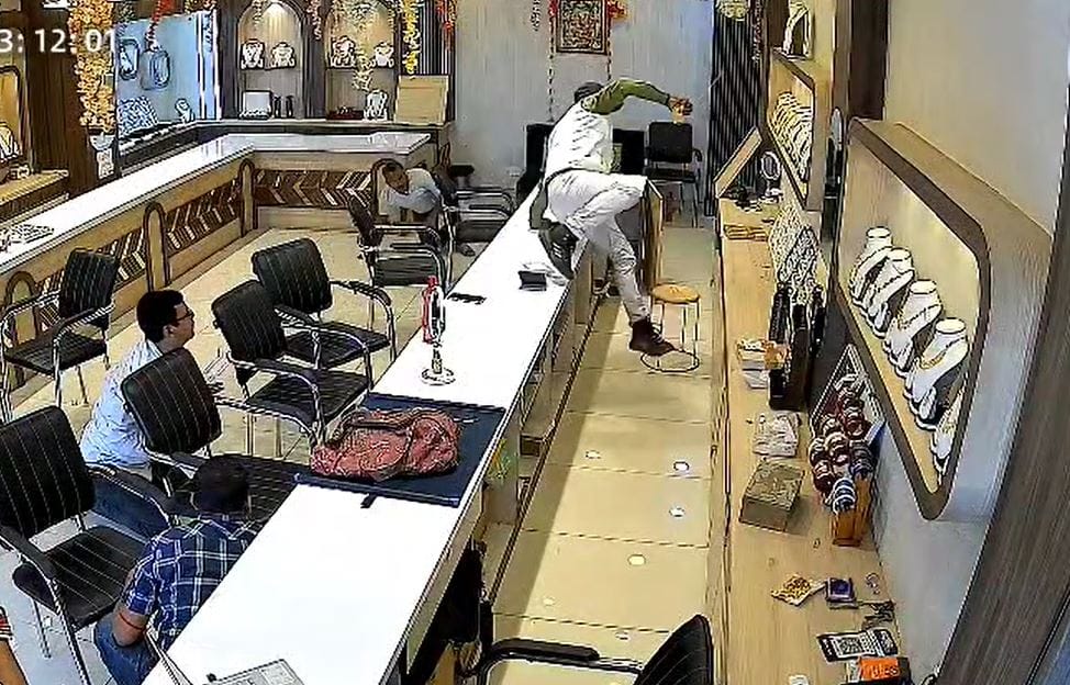 Gunfight Between Jewellery Store Owner, Robbers In Bihar, 3 Injured