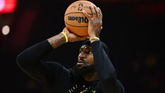 LeBron James’ selection for president ‘is obvious’: ‘Vote Kamala Harris’