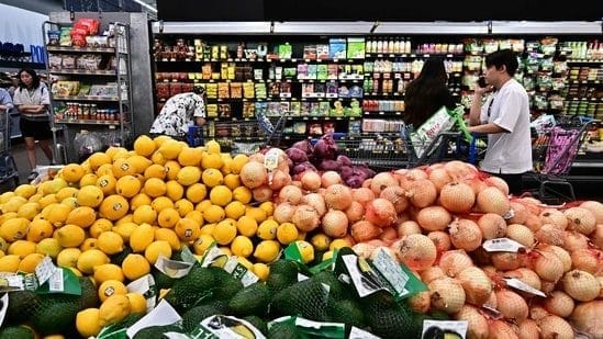 US shoppers see larger optimism in November on jobs increase
