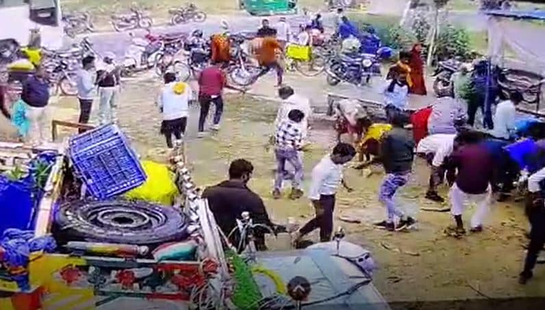 Tempo Full Of Fish Hits Wall In UP, Villagers Get Looting