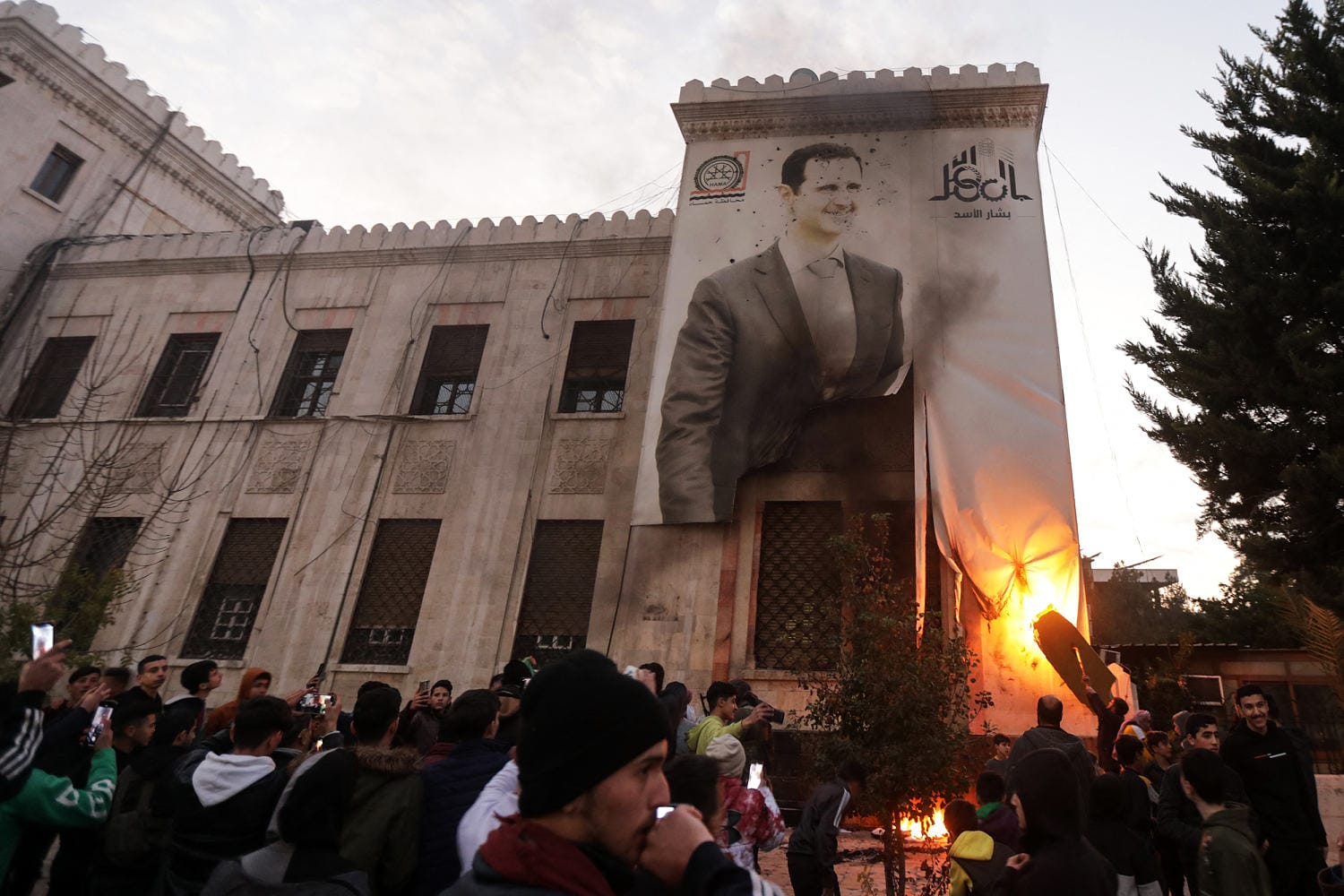 Thousands flee as Syrian rebels shut in on third main metropolis