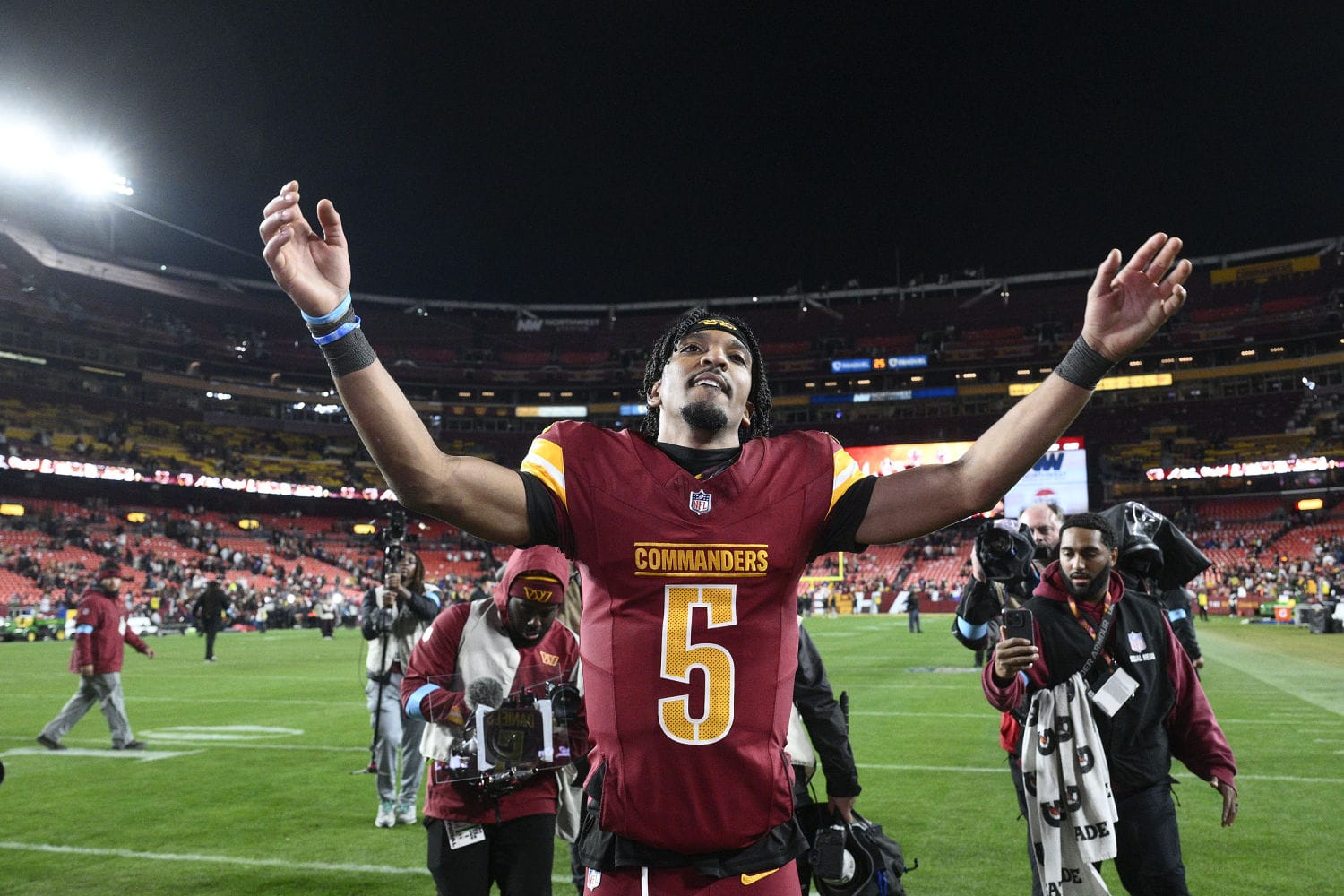 Jayden Daniels’ newest comeback heroics earn Commanders playoff berth