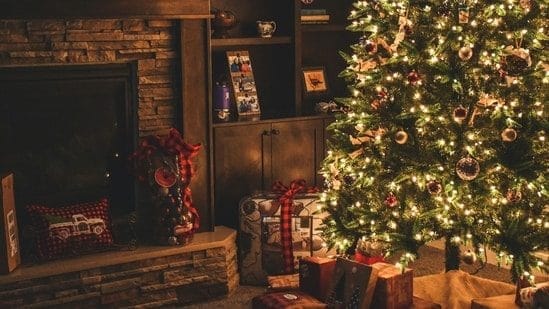 Christmas decor for small areas: 5 artistic concepts to fill your house with festive cheer