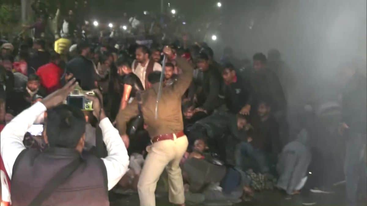 Police Lathi Charge, Use Water Cannons On Students Demanding Bihar Public Service Re-Exam
