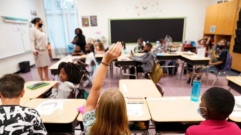 US youngsters fall behind in studying, make little enchancment in math
